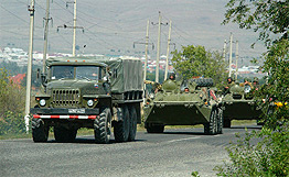 Los blindados rusos en Tsjinvali defenderán a población y ciudadanos rusos de Osetia del Sur
